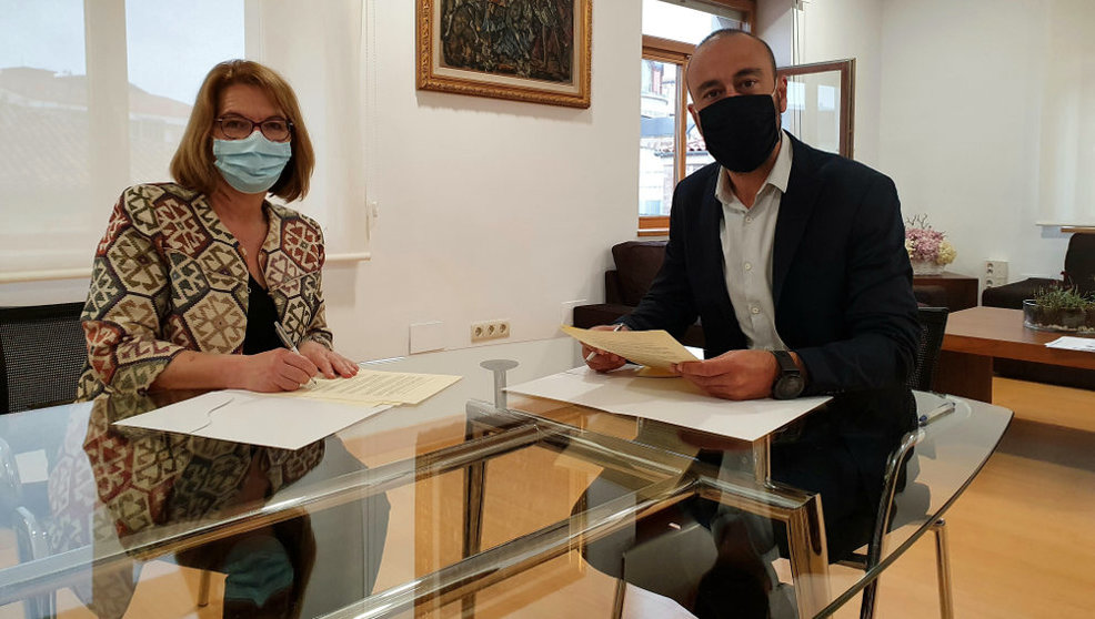 Firma del convenio de colaboración entre el Ayuntamiento de Torrelavega y Amica