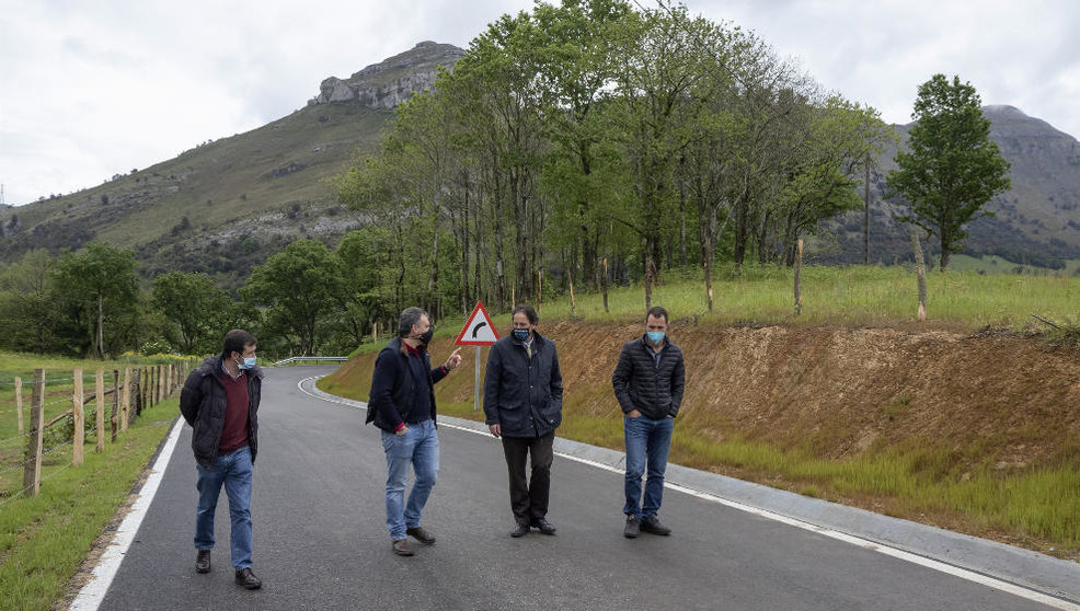 El consejero de Obras Públicas, Ordenación del Territorio y Urbanismo, José Luis Gochicoa, inaugura la renovación de la carretera entre Matienzo y Seldesuto