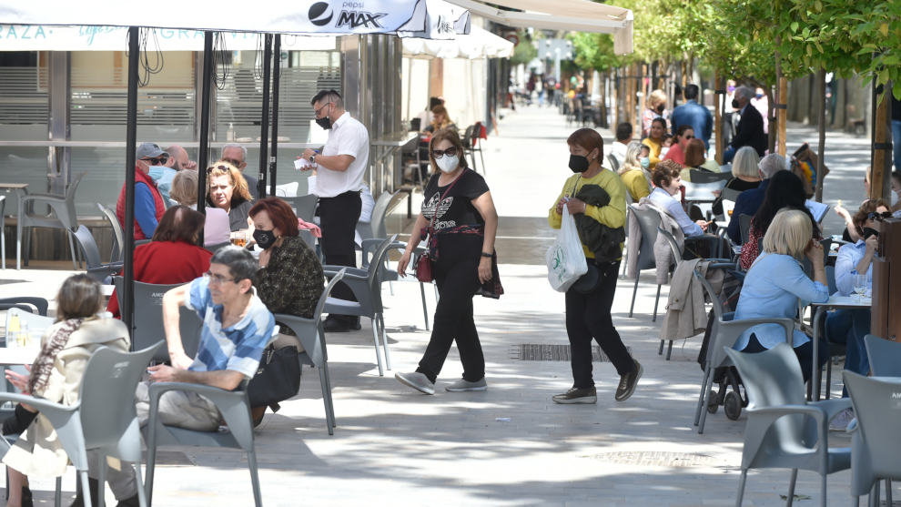 Varias personas en la terraza de un bar, a 27 de abril de 2021, en Murcia