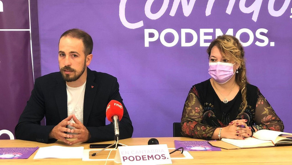 El coordinador de Podemos Cantabria, Luis del Piñal, y la secretaria de Organización, Mercedes González,