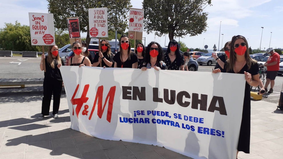 La plantilla de H&M en Cantabria secunda la tercera jornada de huelga contra el ERE y las reducciones de jornada planteadas por la empresa