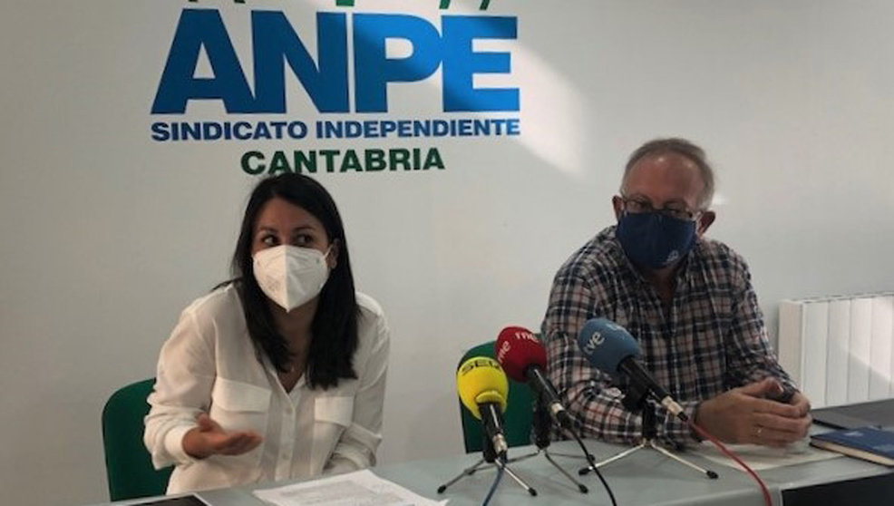 La presidenta de ANPE Cantabria, Rus Trueba, y el secretario de Acción Sindical de la organización, Antonio Santos