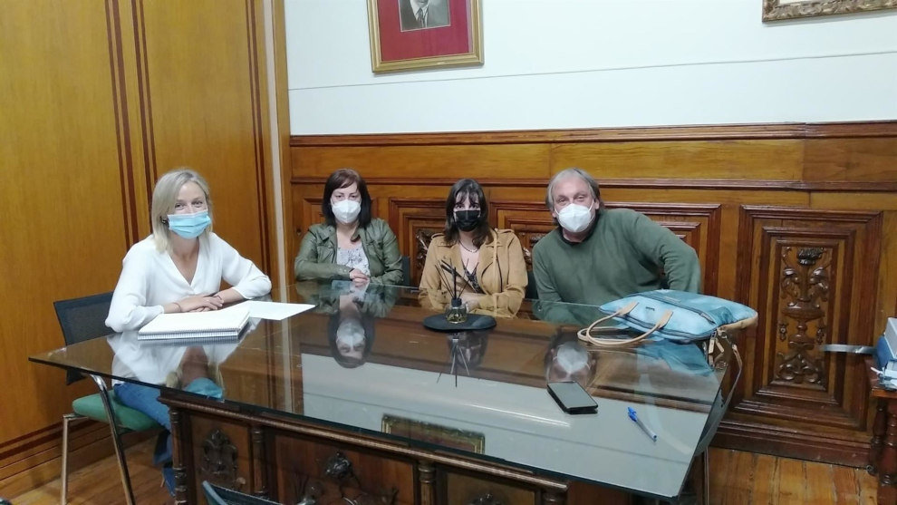 Los representantes de CCOO con la alcaldesa de Castro Urdiales, Susana Herrán