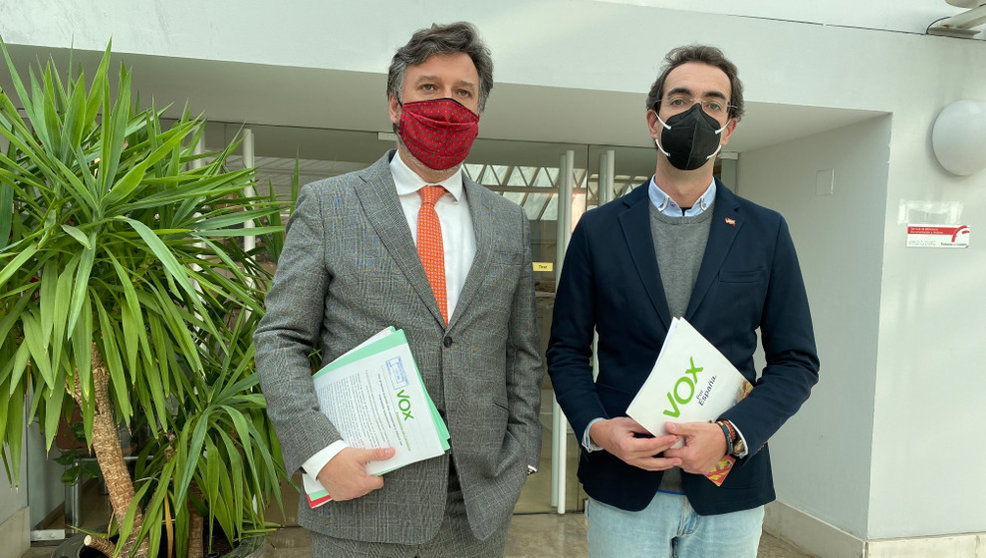 Los diputados de Vox en el Parlamento de Cantabria, Cristóbal Palacio y Armando Blanco