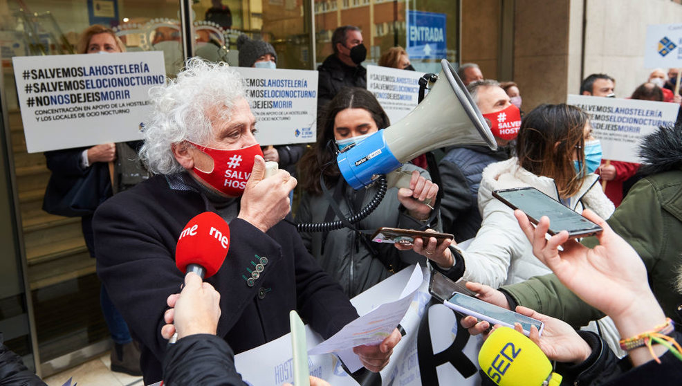 El presidente de la Asociación Empresarial de Hostelería de Cantabria (AEHC), Ángel Cuevas, interviene durante un acto simbólico de protesta frente a la Consejería de Sanidad.