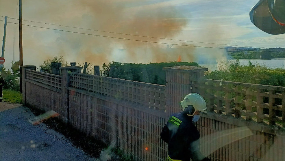 Bomberos de Santander sofocan un incendio de vegetación en Pontejos | Foto: Bomberos de Santander