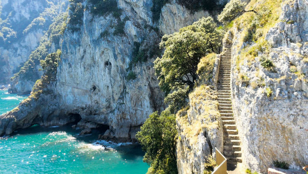 Santoña alberga en su paraíso uno de los lugares más visitados como es el Faro del Caballo