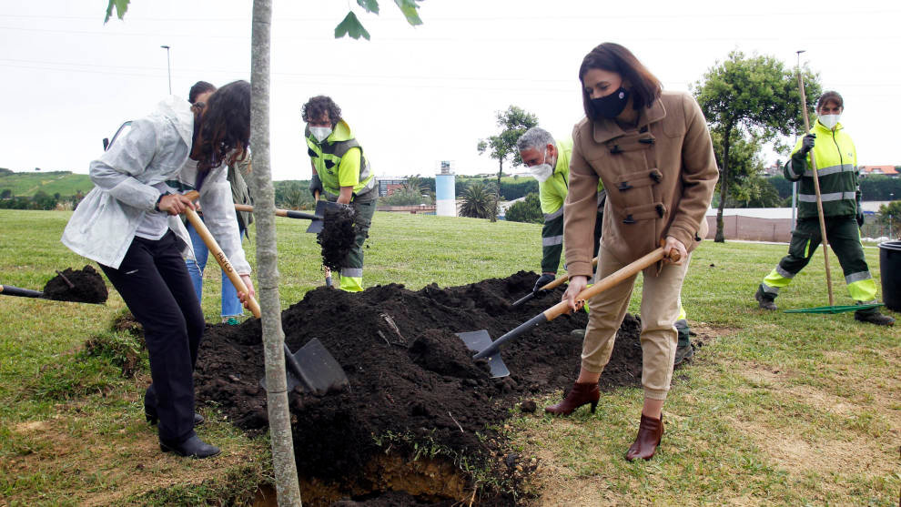La alcaldesa de Santander se suma a la iniciativa ‘Un árbol por Europa’ con una nueva plantación ciudadana