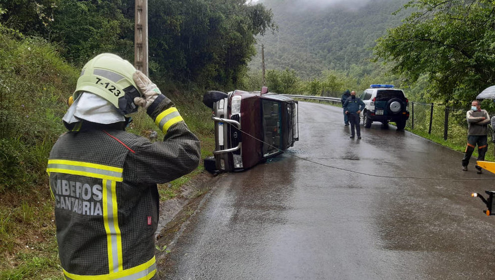 Trabajos para retirar el vehículo en el camino a Tanarrio | Foto: 112 Cantabria