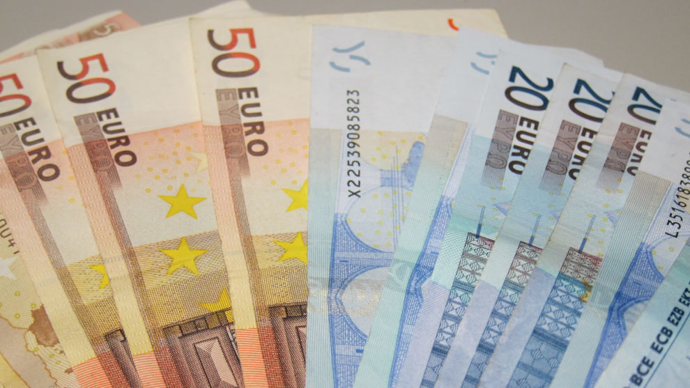 Media docena de bancos ofrecen hasta 300 euros en efectivo a los clientes que domicilien su nómina
