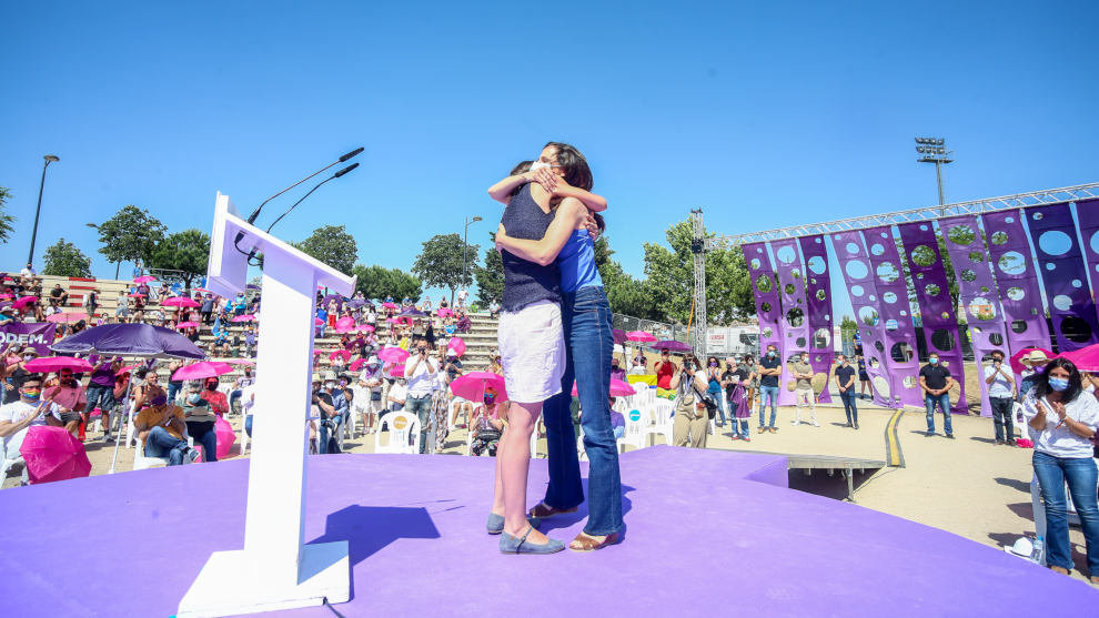 La ministra de Igualdad, Irene Montero y la ministra de Derechos Sociales y candidata a secretaria general de Unidas Podemos, Ione Belara (d), se abrazan en la IV Asamblea Ciudadana Estatal de Podemos