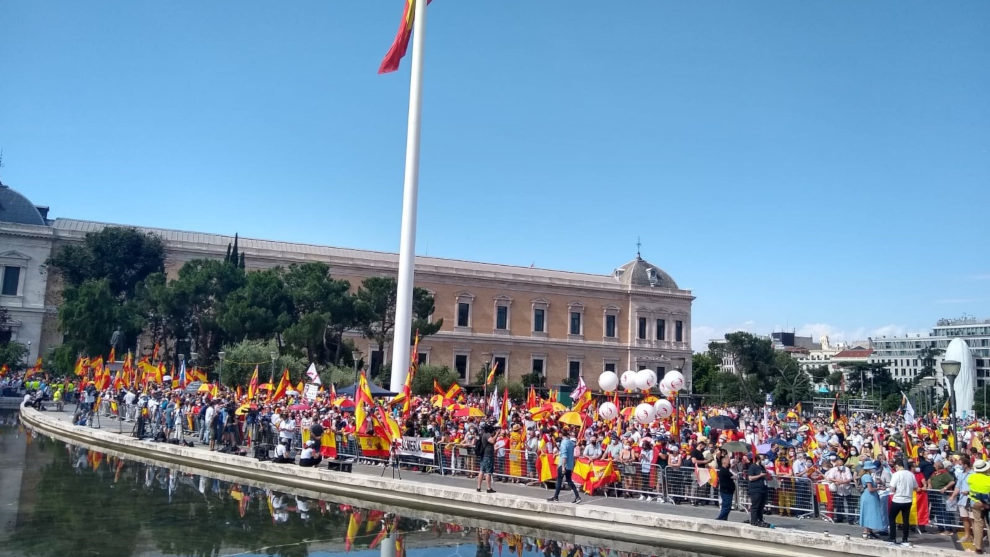 25.000 personas se concentran ya desde las 11.00 horas en la madrileña Plaza de Colón para proetestar contra los indultos a los líderes del procés