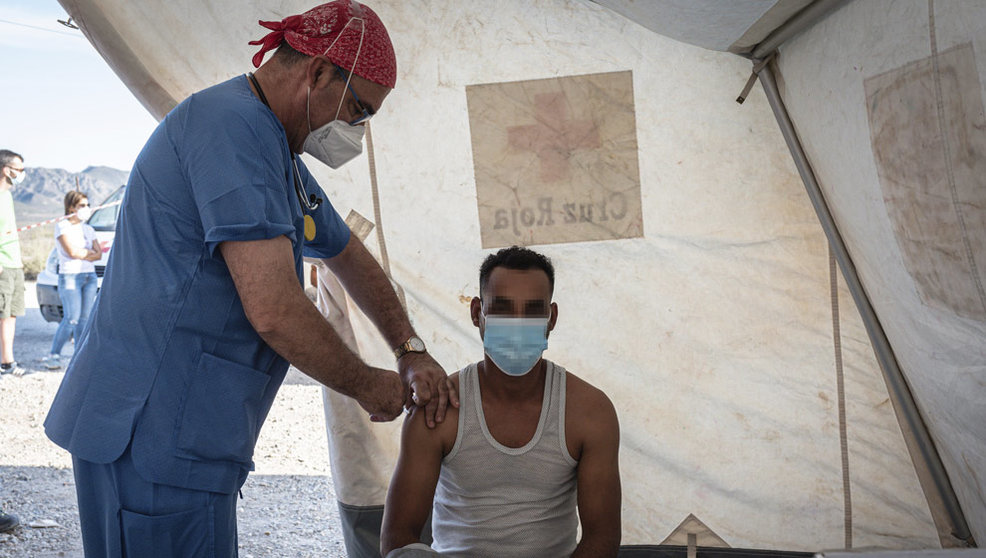 Un jornalero recibe la vacuna contra el Covid-19, en un dispositivo a cargo de Cáritas y Cruz Roja, en un asentamiento de Níjar, a 10 de junio de 2021, en Níjar, Almería, Andalucía (España)