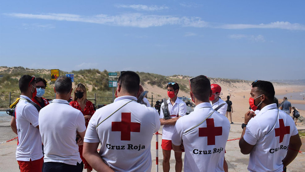Socorristas de la Cruz Roja en la playa de Valdearena