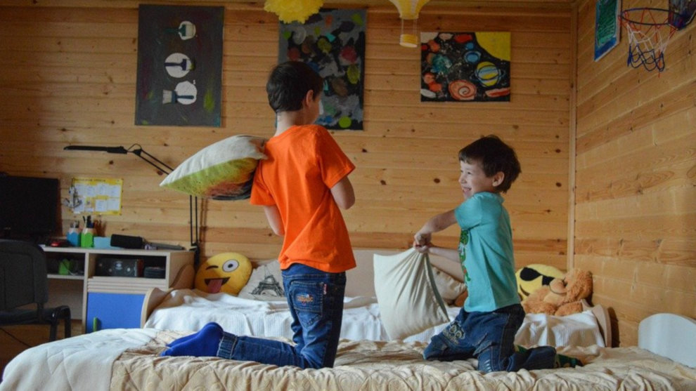 Dos niños jugando en su habitación