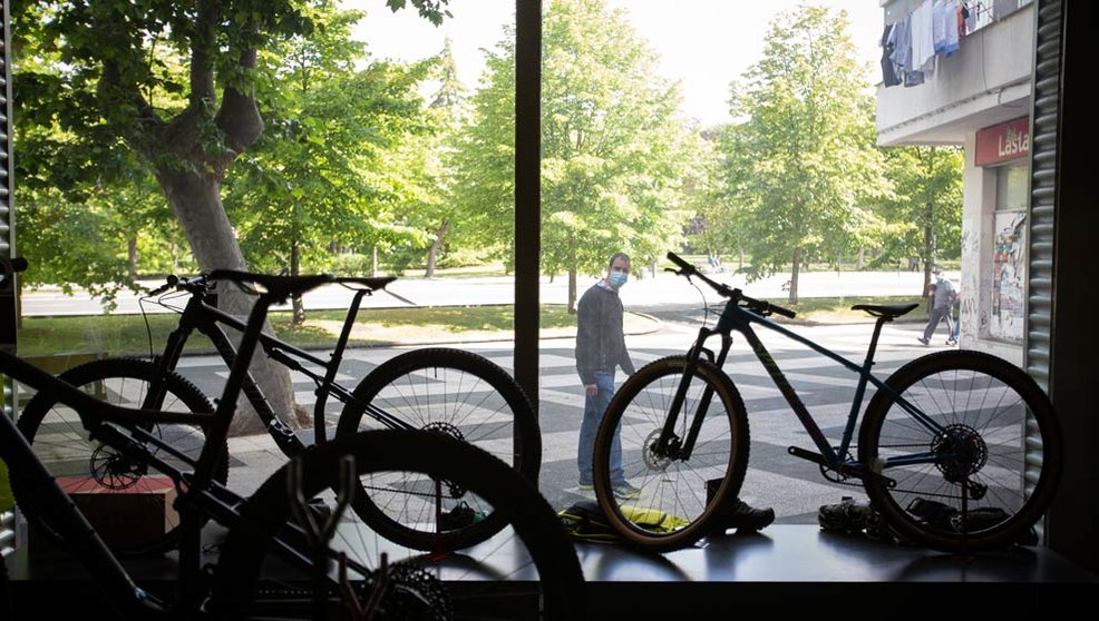 Archivo - Un hombre mira un escaparate de una tienda de bicicletas
