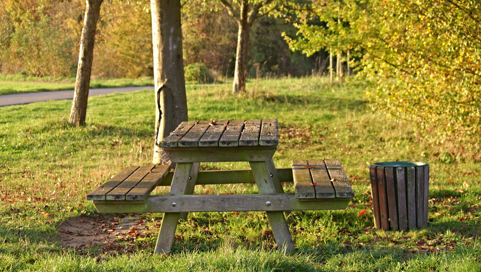 Mesa de un parque para disfrutar de nuestros planes