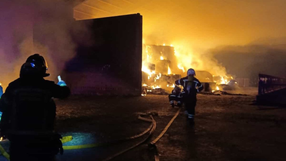 Incendio en una nave ganadera de Castanedo | Foto: Bomberos de Santander