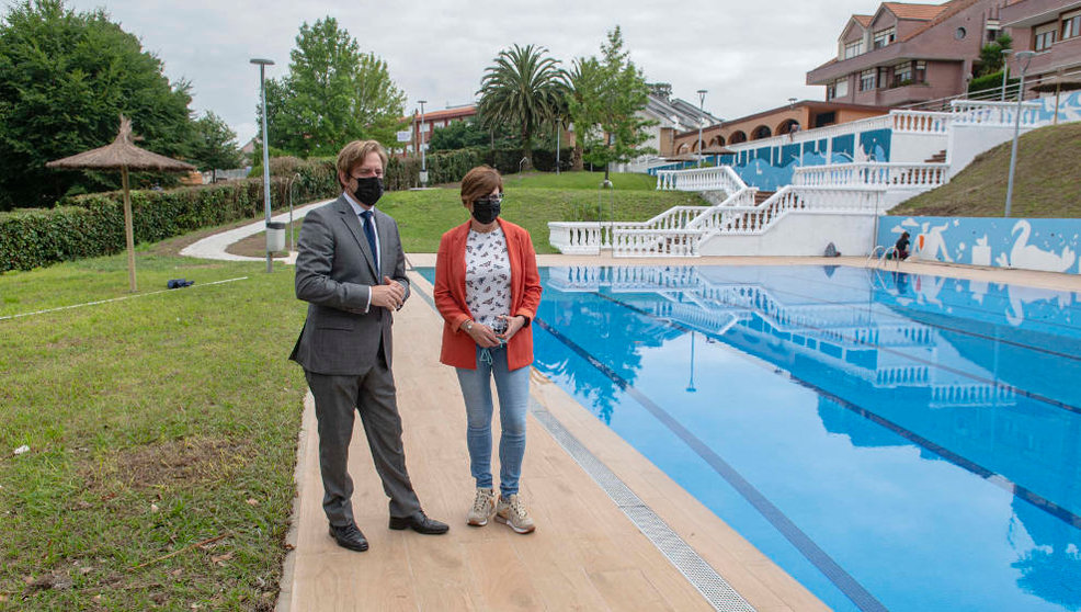 El alcalde de Reocín, Pablo Diestro, y la concejala de Obras y Deportes, Margari Martínez, en las piscinas de Puente San Miguel