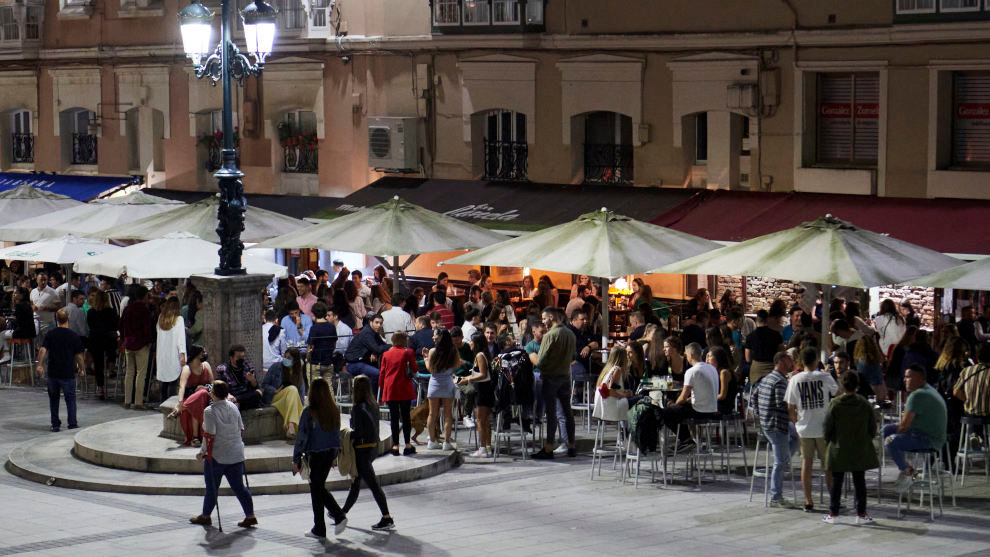 Ambiente en una calle de bares de Santander, antes de su cierre a medianoche, a 3 de julio