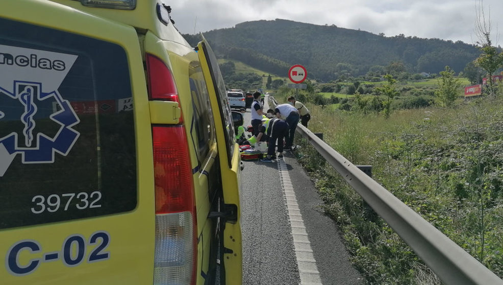 Servicios de emergencias atienden al motorista en el lugar del accidente | Foto: DYA Cantabria