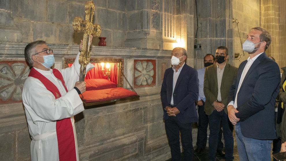 El secretario de Estado de Turismo, Fernando Valdés, y el consejero de Turismo, Javier López Marcano, visitan el monasterio de Santo Toribido 