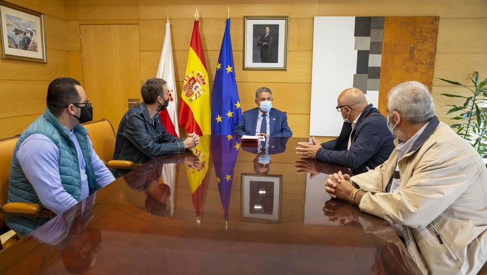 El presidente de Cantabria, Miguel Ángel Revilla, recibe a afectados subcontrata Vodafone, en el Gobierno