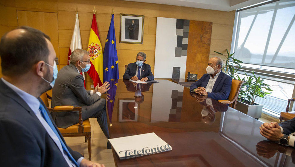 El presidente de Cantabria, Miguel Ángel Revilla, y el consejero de Industria, Turismo, Innovación, Transporte y Comercio, Javier López Marcano, se reúnen con Telefónica