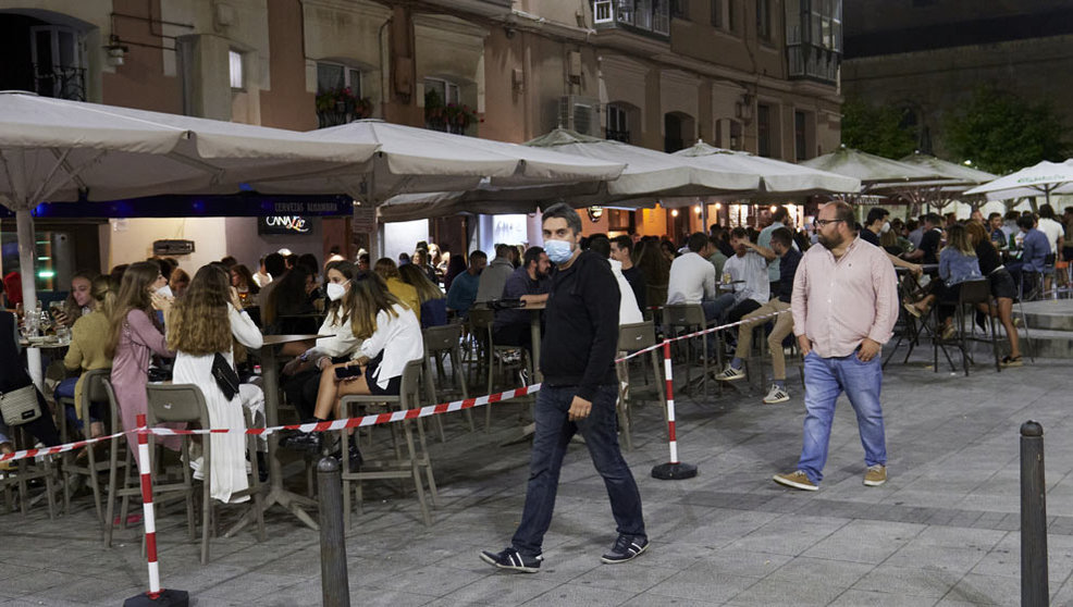 Ambiente en una calle de Santander, a medianoche en julio de 2021
