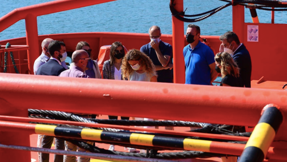 Autoridades se reúnen en el buque 'María de Maetzu' de Salvamento Marítimo con familiares del tripulante del 'Maremi' desaparecido al volcar este pesquero santoñés al norte de Cabo Mayor y hundirse despué