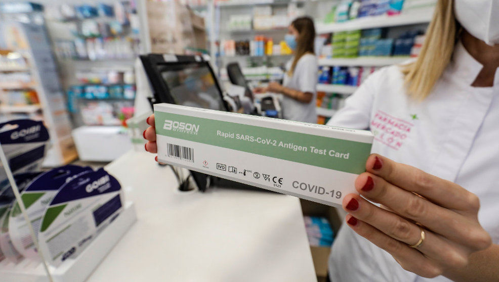 Una caja con test de antígenos contra la COVID-19 en una farmacia
