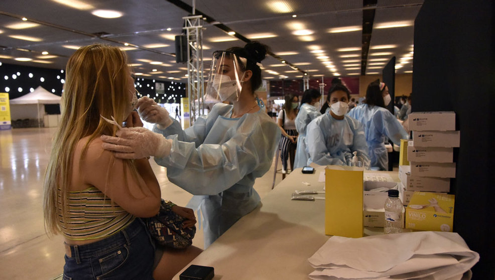 Una mujer se realiza un test de antígenos para acceder al primer día del festival Cruïlla, a 8 de julio de 2021, en Barcelona, Cataluña,