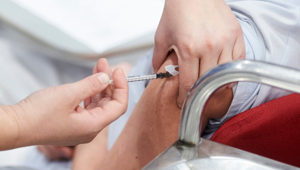 Una trabajadora sanitaria inyecta la segunda dosis de la vacuna de Pfizer