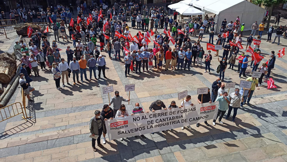 Concentración de los trabajadores Foto: Twitter CCOO Cantabria