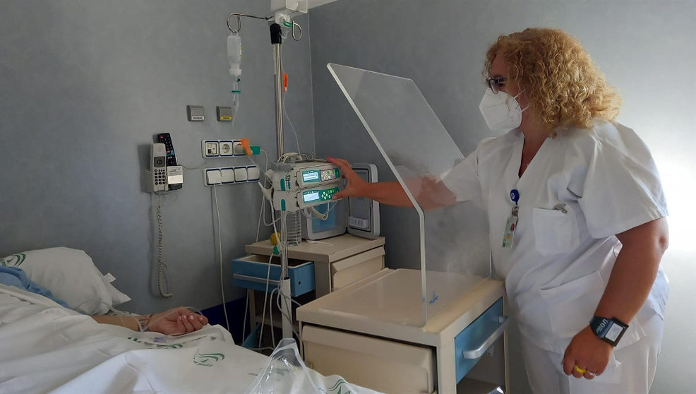 Una enfermera prepara la administración de una dosis