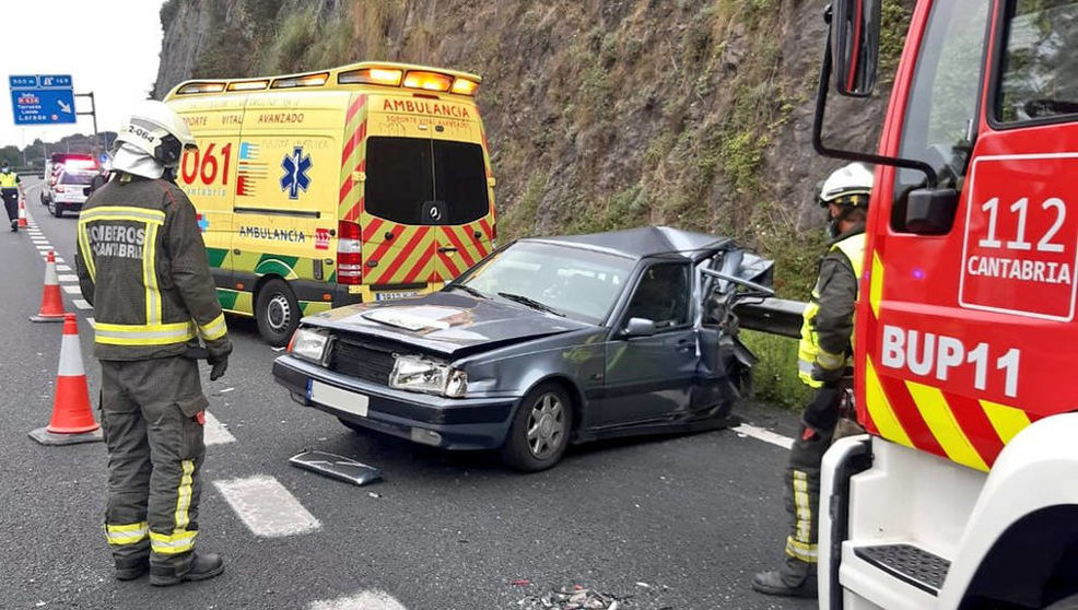 Estado en el que ha quedado uno de los vehículos en el accidente de la A-8 | Foto: 112 Cantabria