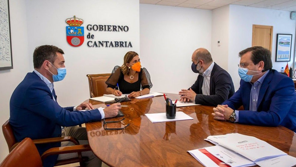 La consejera de Presidencia, Paula Fernández Viaña, en la reunión con los miembros de la Fundación Tutelar Cantabria