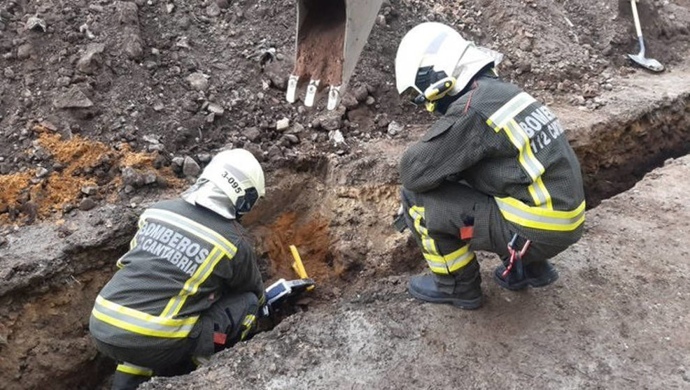 Bomberos contienen un escape de gas al romperse una tubería por obras en Reinosa