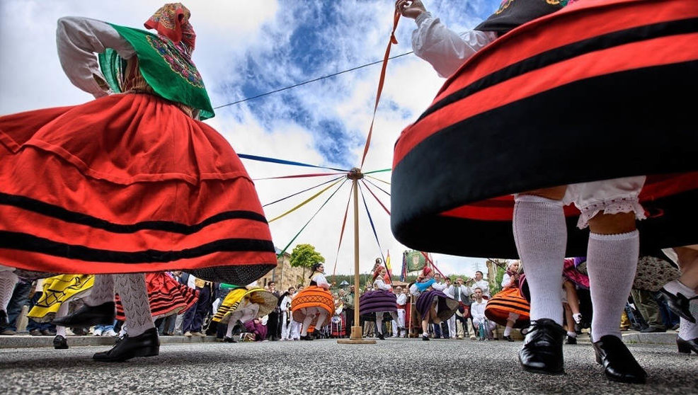 El folclore de Cantabria llega a Santander y Valderredible