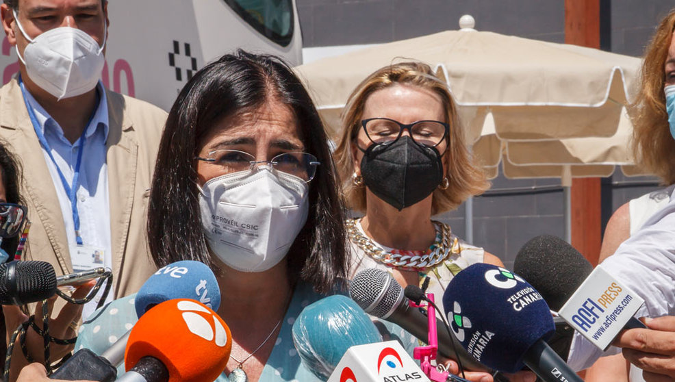 La ministra de Sanidad, Carolina Darias, ofrece declaraciones a los medios, durante su visita a la ‘vacuguagua'