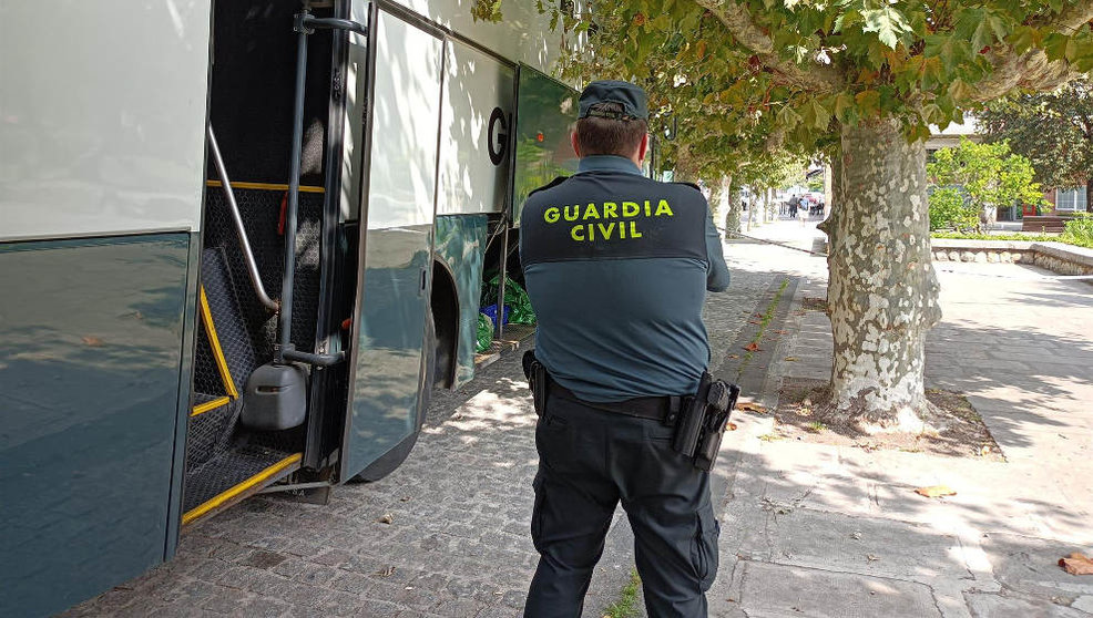 Furgón policial en el que han llegado los detenidos del macrobotellón de Noja a los juzgados de Santoña