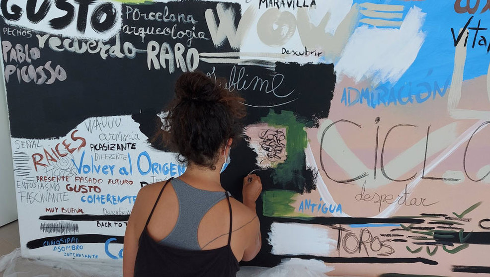 La artista plástica Laura Escallada crea un lienzo gigante que recoge las emociones y opiniones de las personas que han visitado “Picasso Ibero'