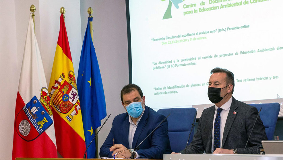 El consejero de Medio Ambiente, Guillermo Blanco (derecha), presenta el Plan Formativo del CEDREAC para 2021