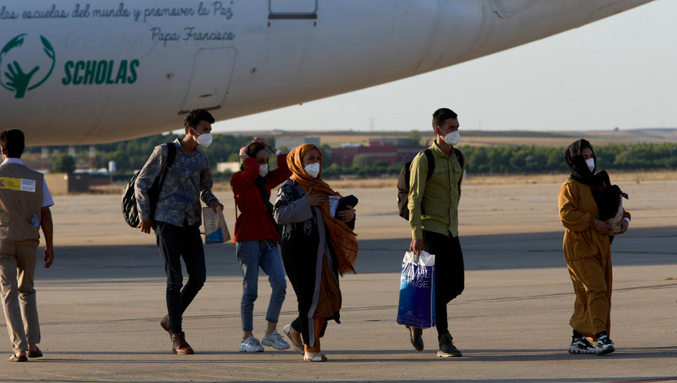 Afganos refugiados a su llegada a la Base Aérea de Torrejón de Ardoz (Madrid)