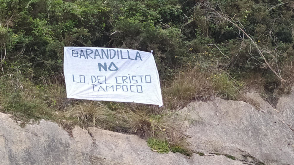 Pancarta en protesta de las obras en los alrededores de la Capilla del Cristo