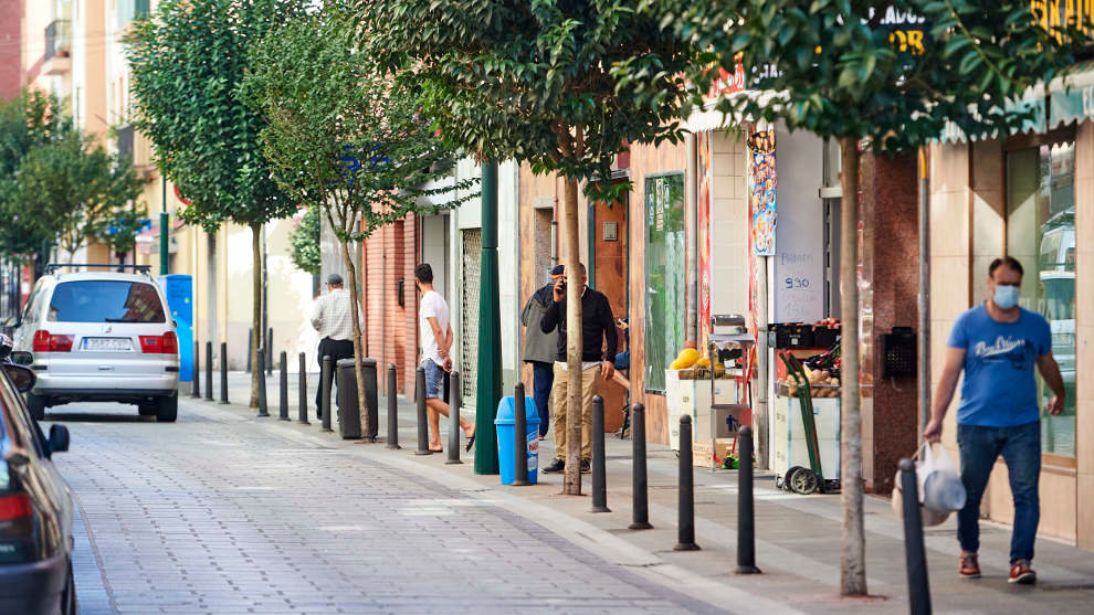 Transeúntes pasean por las calles del barrio La Inmobiliaria de Torrelavega