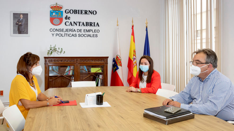 La consejera de Empleo y Políticas Sociales, Ana Belén Álvarez, recibe al alcalde de Noja, Miguel Ángel Ruiz