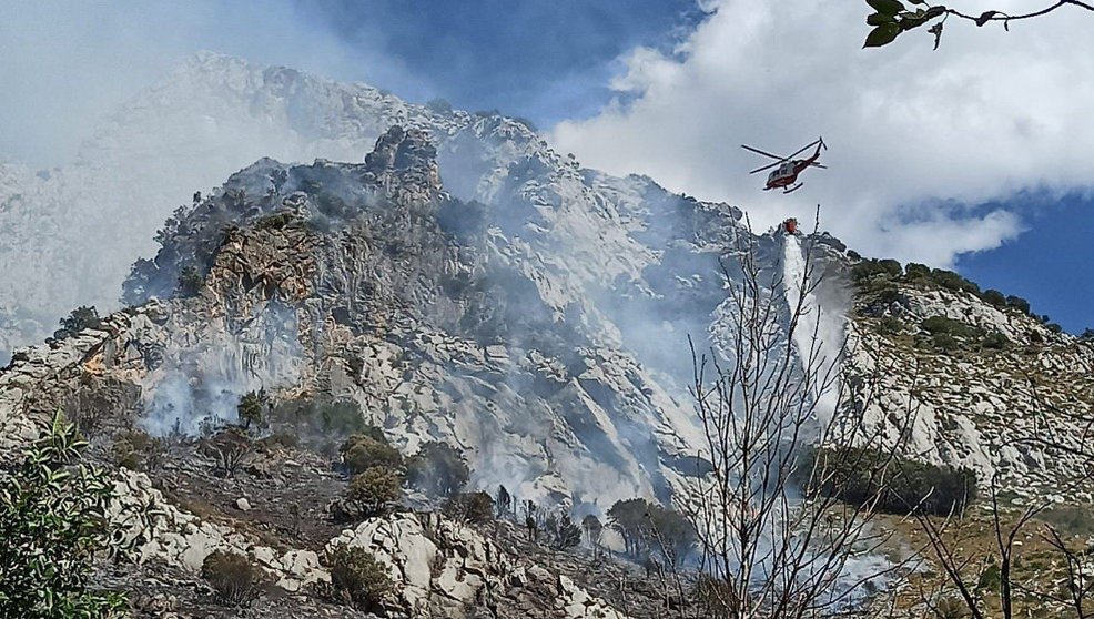 Intervención del helicóptero del Gobierno de Cantabria en el incendio de Cillorigo de Liébana.