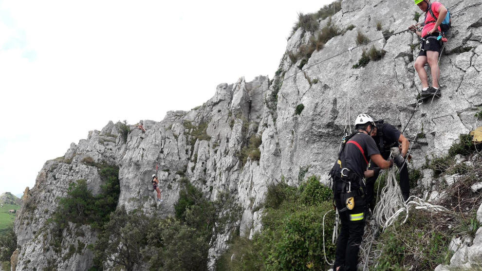 Bomberos de Cantabria rescatan a una mujer en la vía ferrata de Liérganes