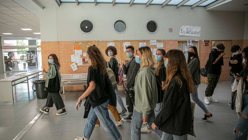 Un grupo de estudiantes en los pasillos de la facultad de Comunicación de la Universidad de Sevilla, durante el inicio de las clases de forma escalonada. En Sevilla, (Andalucía, España), a 05 de octubre de 2020